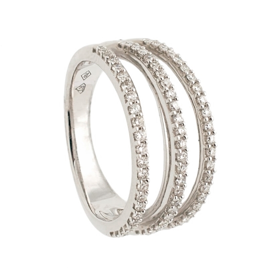 Anillo de oro blanco de 18Kt con cinco anillos unidos, dos lisos y tres anillos elevados, tipo media alianza, con diamantes tall