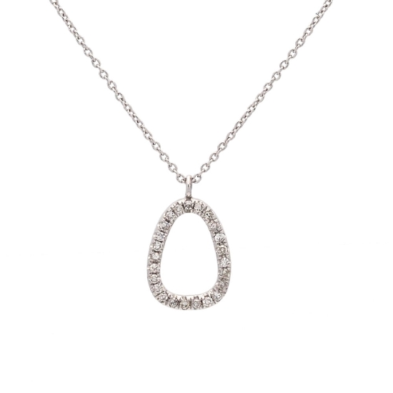 0Cadena de oro blanco de 18Kt con pequeño colgante en forma de pera formada por diamantes talla brillante.