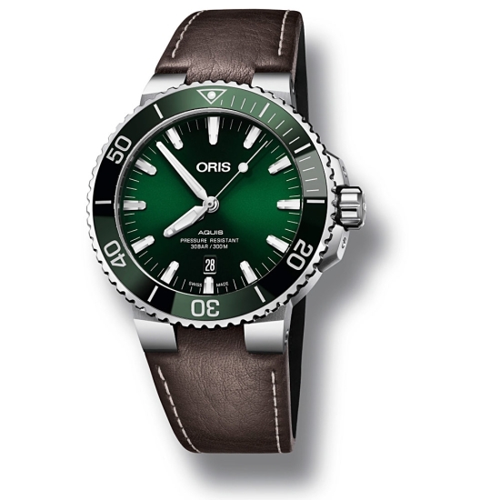 El Oris Aquis Date es un reloj automático con caja de acero de 43,50 mm, esfera y bisel en color verde, ventana de fecha, correa