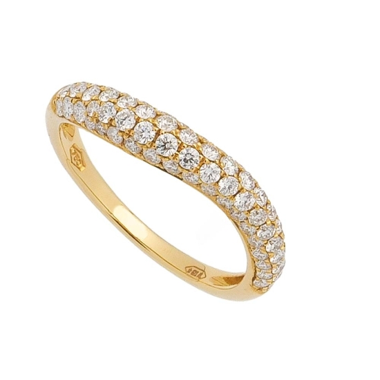 Anillo media alianza ondulada de oro amarillo de 18Kt con un pavé de diamantes talla brillante con un peso total de 0,66ct y cal