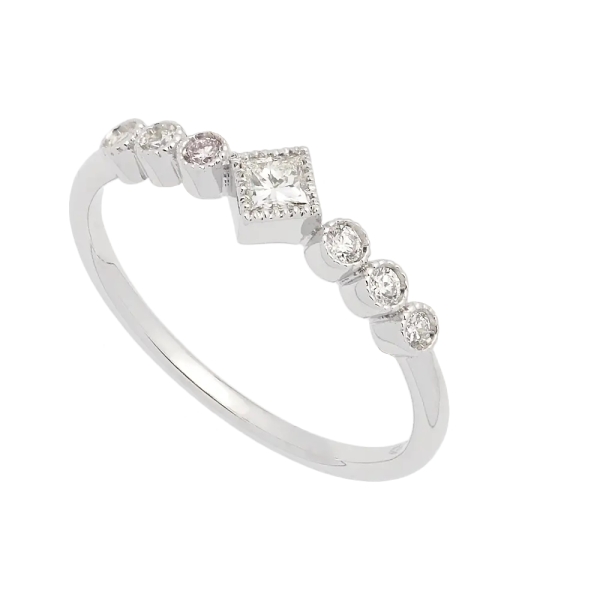Ligero anillo de oro blanco de 18Kt con 3 diamantes talla brillante (peso total 0,08ct) a cada lado de un diamante talla princes