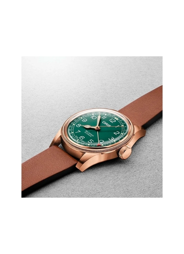 El Oris Big Crown Pointer Date 80 Aniversario es un reloj de movimiento automático con reserva de marcha de 38h en caja de bronc 2