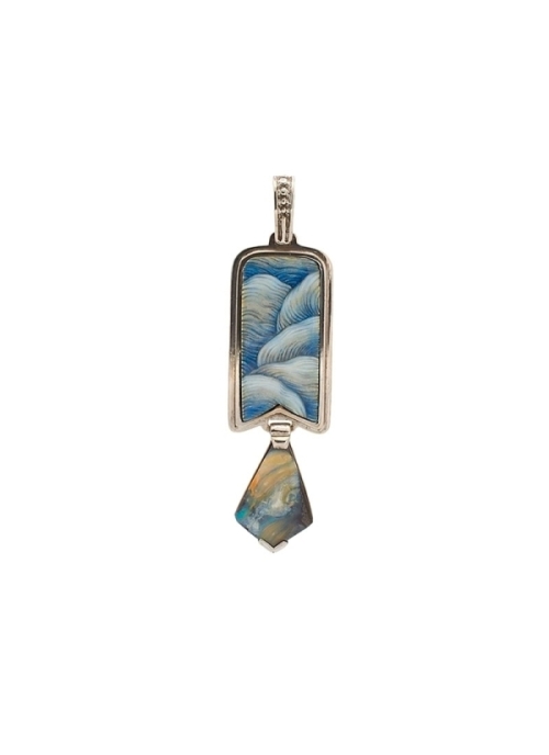 Colgante realizado con esmalte ópalo y transparente sobre plata cincelada. 
Plata rodinada y ópalo