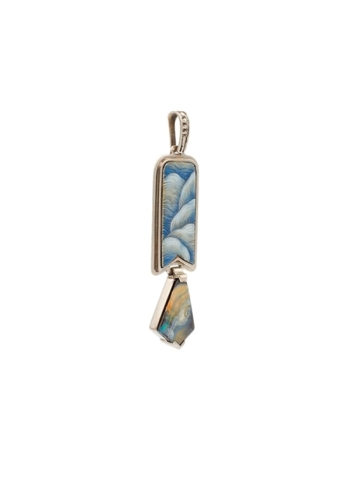 Colgante realizado con esmalte ópalo y transparente sobre plata cincelada. 
Plata rodinada y ópalo