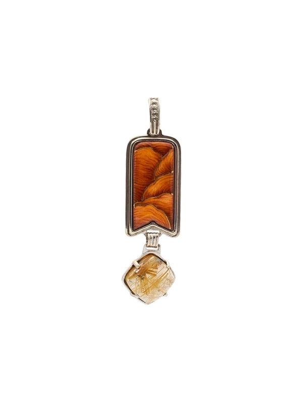 Colgante realizado con esmalte transparente sobre cobre cincelado, celular en oro
Plata rodinada, oro y cuarzo con rutilo