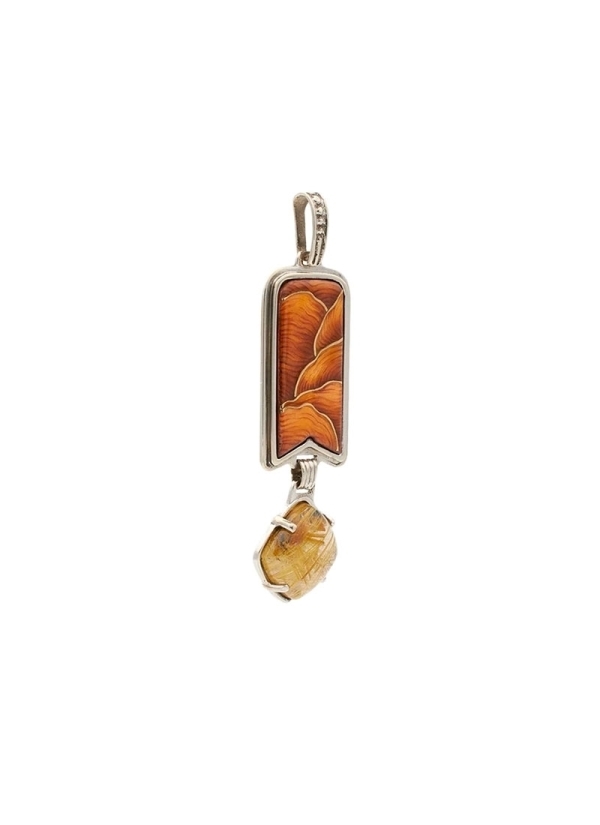 Colgante realizado con esmalte transparente sobre cobre cincelado, celular en oro
Plata rodinada, oro y cuarzo con rutilo