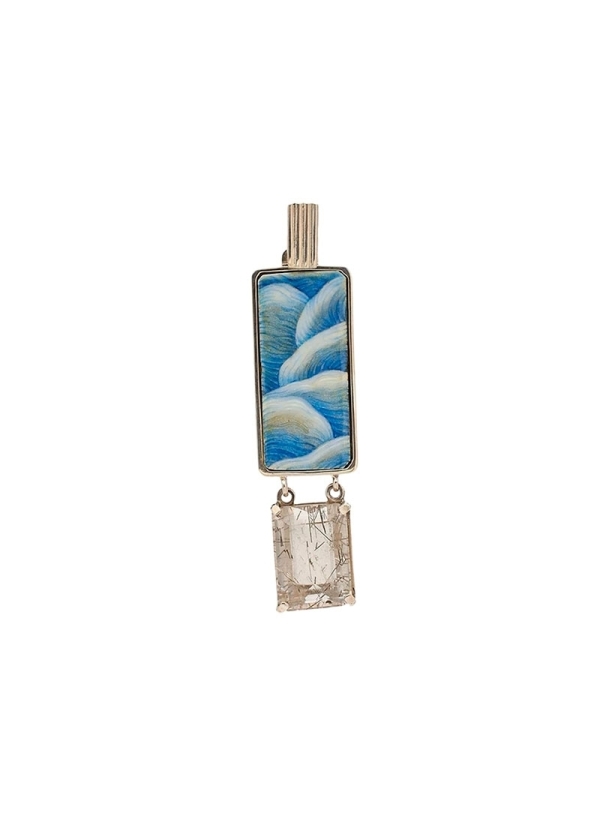 Colgante realizado con esmalte ópalo y transparente sobre plata cincelada. 
Plata rodinada y cuarzo con rutilo