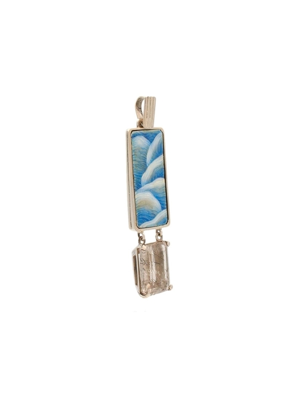 Colgante realizado con esmalte ópalo y transparente sobre plata cincelada. 
Plata rodinada y cuarzo con rutilo 2