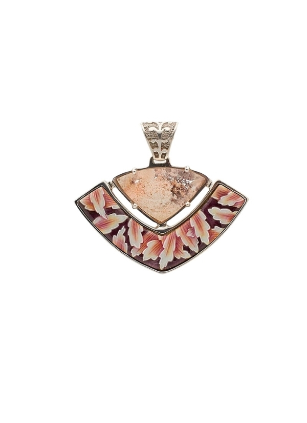 Colgante realizado con esmalte ópalo y transparente sobre plata cincelada. 
Plata rodinada y cuarzo con Iodolita