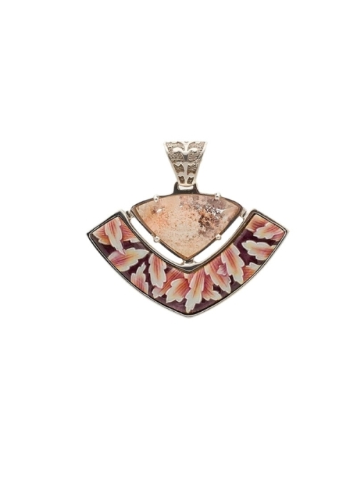 Colgante realizado con esmalte ópalo y transparente sobre plata cincelada. 
Plata rodinada y cuarzo con Iodolita
