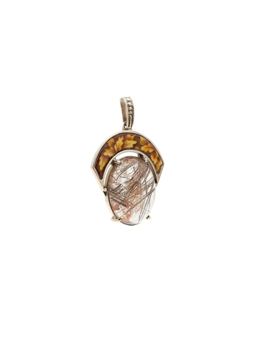 Colgante realizado con esmalte transparente sobre plata cincelada. 
Plata rodinada y cuarzo tranparente con rutilo