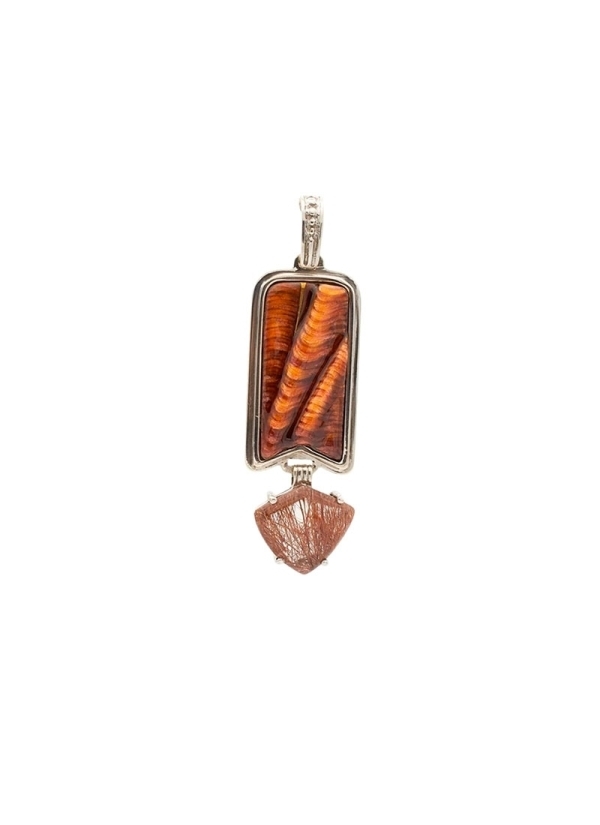 Colgante realizado con esmalte sobre bajo relieve en plata cincelada. 
Plata rodinada y cuarzo transparente con rutilo