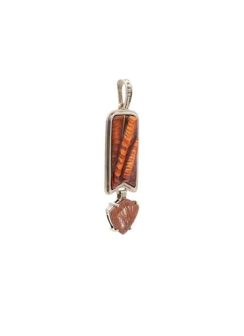 Colgante realizado con esmalte sobre bajo relieve en plata cincelada. 
Plata rodinada y cuarzo transparente con rutilo