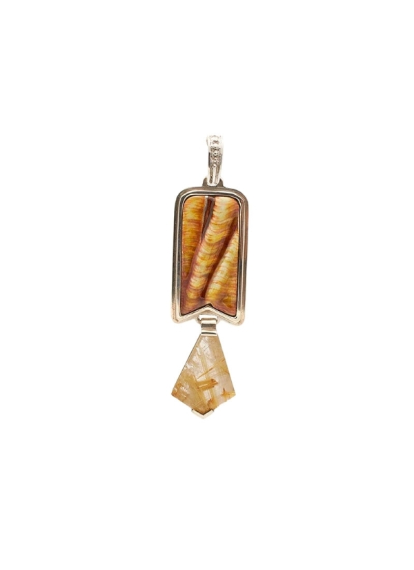 Colgante realizado con esmalte sobre bajo relieve cincelado en plata.
Plata rodinada y cuarzo transparente con rutilo
