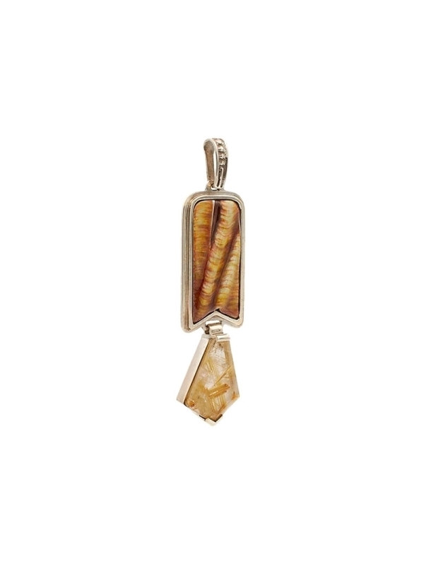 Colgante realizado con esmalte sobre bajo relieve cincelado en plata.
Plata rodinada y cuarzo transparente con rutilo