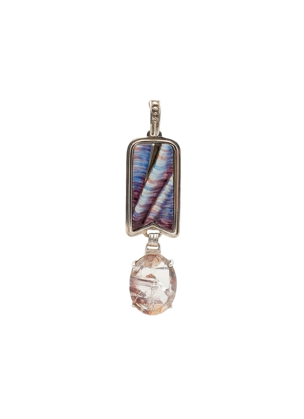 Colgante realizado con esmalte ópalo y transparente sobre bajo relieve cincelado en plata.
Plata rodinada y cuarzo transparente 