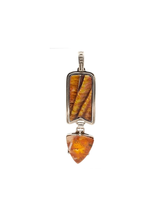 Colgante realizado con esmalte transparente sobre bajo relieve en plata cincelada. 
Plata rodinada y cuarzo con iodolita.
