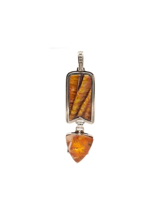 Colgante realizado con esmalte transparente sobre bajo relieve en plata cincelada. 
Plata rodinada y cuarzo con iodolita.