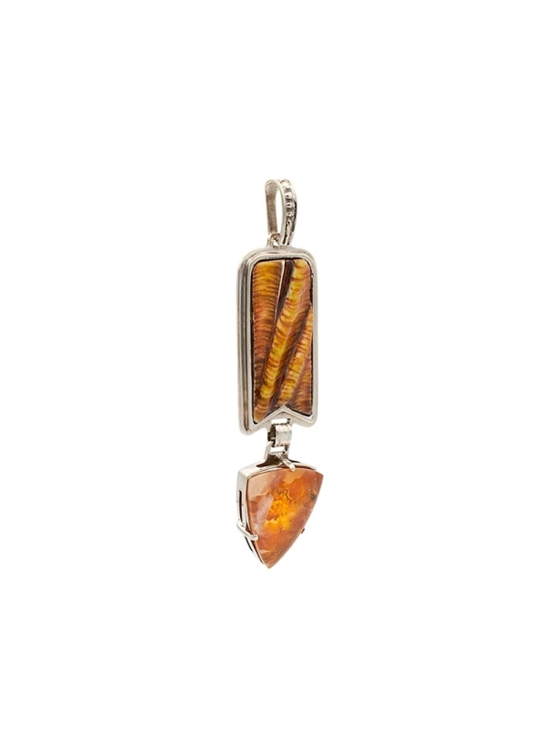 Colgante realizado con esmalte transparente sobre bajo relieve en plata cincelada. 
Plata rodinada y cuarzo con iodolita. 2