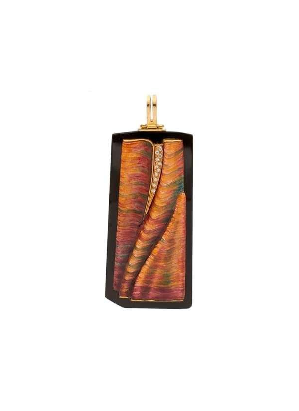 Colgante realizado con esmalte transparente sobre bajo relieve cincelado en cobre 
Base de obsidiana y oro amarillo de 18k con d