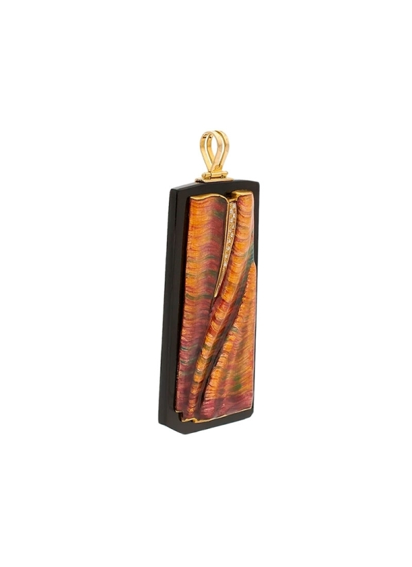 Colgante realizado con esmalte transparente sobre bajo relieve cincelado en cobre 
Base de obsidiana y oro amarillo de 18k con d 2