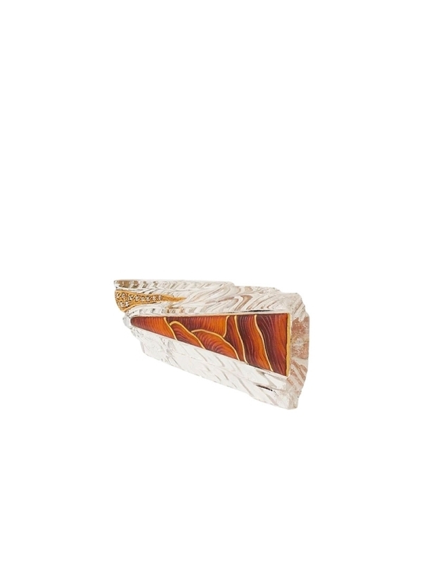 Broche realizado con esmalte celular sobre cobre cincelado.
Base de cristal de roca (cuarzo) transparente y oro amarillo de 18k  Broche realizado con esmalte celular sobre cobre cincelado.
Base de cristal de roca (cuarzo) transparente y oro amarillo de 18k