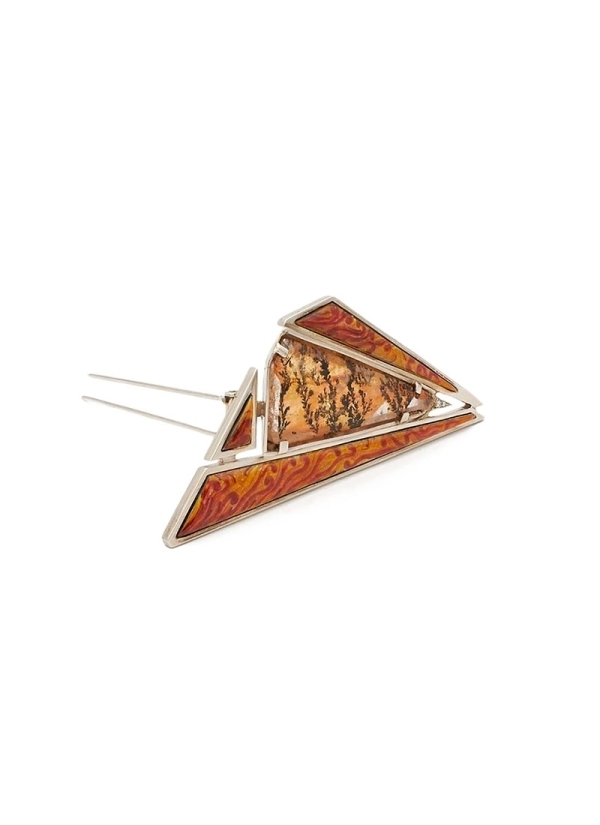 Broche realizado con esmalte transparente sobre plata cincelada.
Base de plata rodiada, dendrita y diamantes en talla brillante. Broche realizado con esmalte transparente sobre plata cincelada.
Base de plata rodiada, dendrita y diamantes en talla brillante.