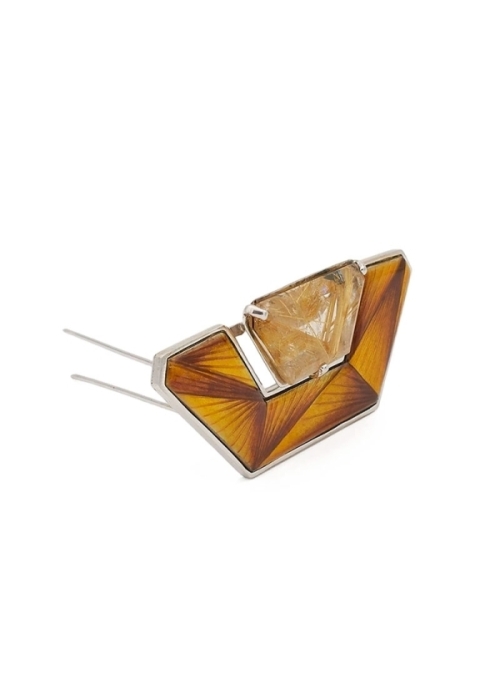Broche realizado con esmalte transparente sobre plata cincelada.
Base de plata rodiada y cuarzo con rutilo.