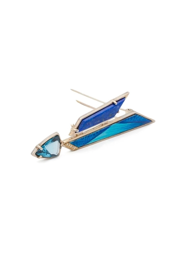 Broche realizado con esmalte transparente sobre plata cincelada.
Base de plata rodiada con oro blanco de 18k, diamantes en talla Broche realizado con esmalte transparente sobre plata cincelada.
Base de plata rodiada con oro blanco de 18k, diamantes en talla