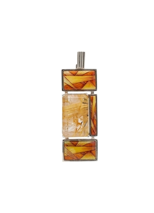 Colgante con esmalte transparente sobre plata cincelada. 
Plata rodinada y cuarzo transparente con rutilo