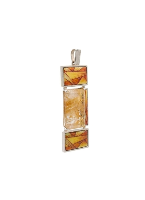 Colgante con esmalte transparente sobre plata cincelada. 
Plata rodinada y cuarzo transparente con rutilo