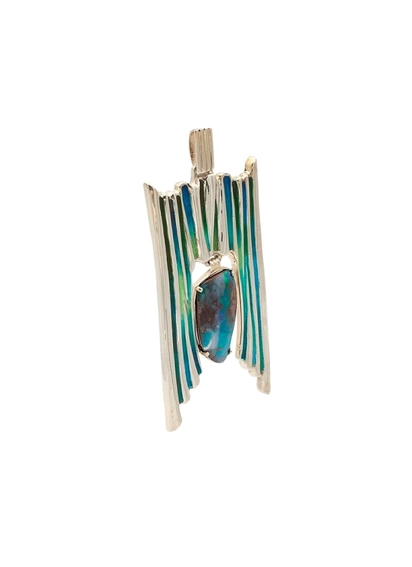 Colgante con esmalte transparente campeado sobre plata cincelada. 
Plata rodinada y ópalo.