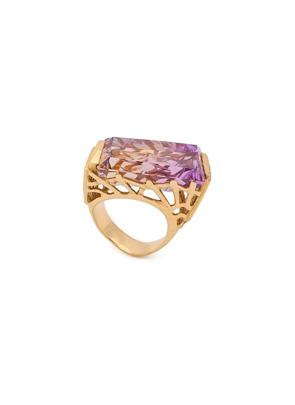 Sortija con esmalte transparente sobre plata cincelada. 
Oro amarillo de 18k y ametrino en talla fantasía