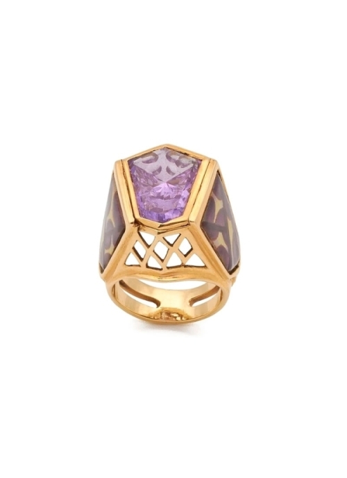 Sortija con esmalte transparente sobre plata cincelada. 
Oro amarillo de 18k y amatista en talla fantasía