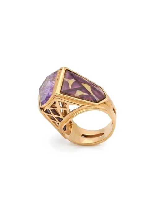 Sortija con esmalte transparente sobre plata cincelada. 
Oro amarillo de 18k y amatista en talla fantasía