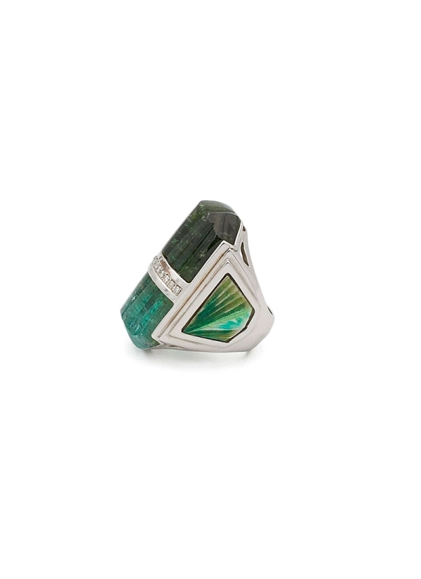Sortija con esmalte transparente sobre plata cincelada. 
Plata rodinada, turmalina en talla fantasía y diamantes en tala brillan