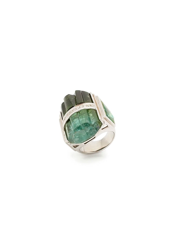 Sortija con esmalte transparente sobre plata cincelada. 
Plata rodinada, turmalina en talla fantasía y diamantes en tala brillan 2