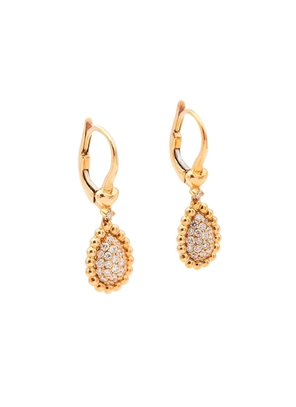 Pendientes largos de oro rosa de 18Kt con un pequeño corazón del que cuelga un diamante talla brillante y un motivo en forma de 