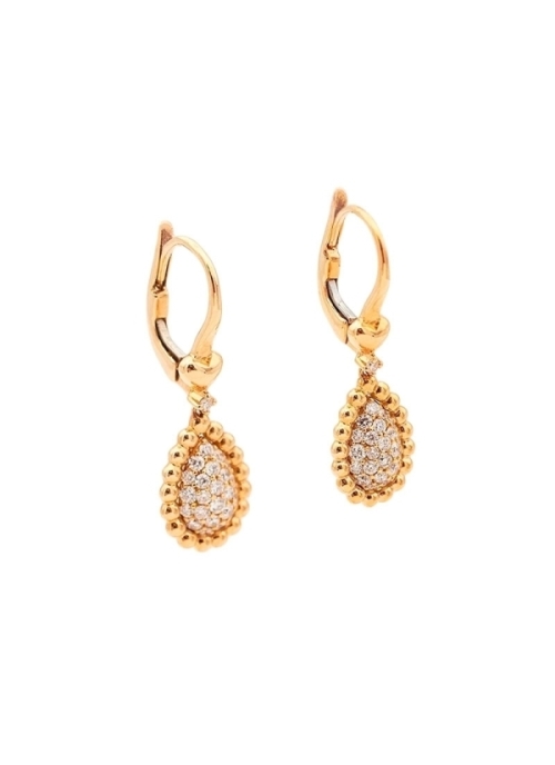 Pendientes largos de oro rosa de 18Kt con un pequeño corazón del que cuelga un diamante talla brillante y un motivo en forma de 