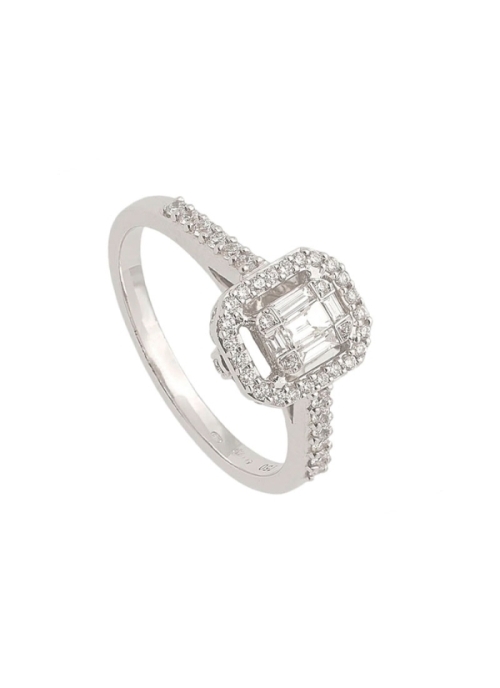 Anillo de oro blanco de 18Kt con diamantes tallas baguette y brillante montados asemejando una talla esmeralda con un peso total