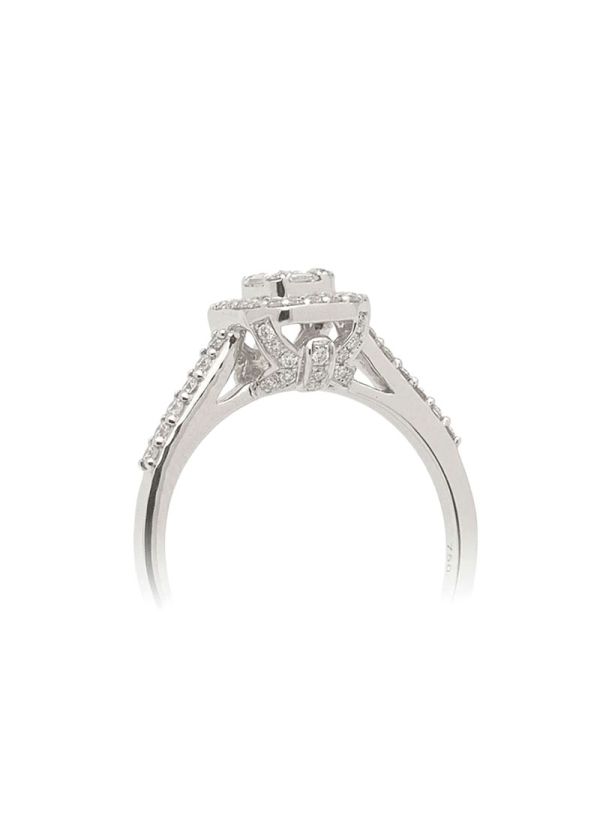 Anillo de oro blanco de 18Kt con diamantes tallas baguette y brillante montados asemejando una talla esmeralda con un peso total