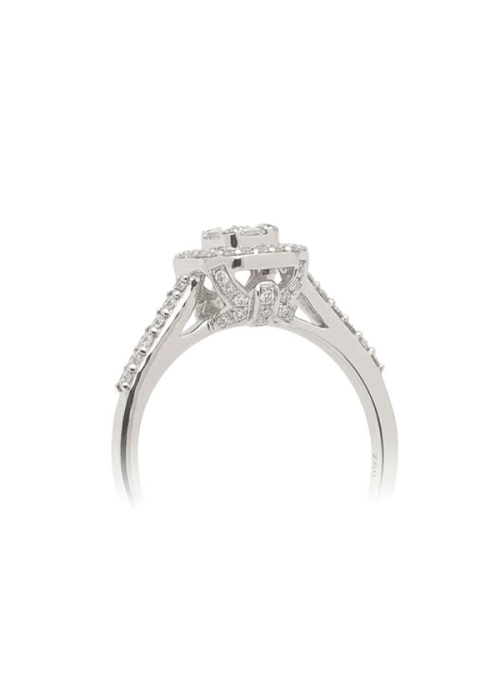 Anillo de oro blanco de 18Kt con diamantes tallas baguette y brillante montados asemejando una talla esmeralda con un peso total