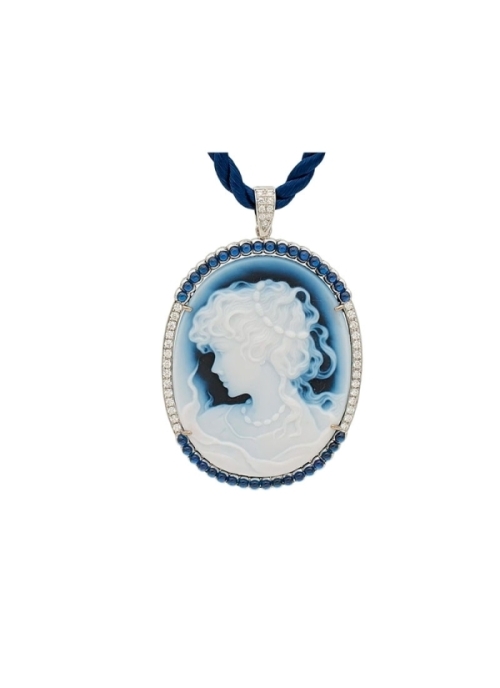 Colgante de oro blanco de 18Kt  con camafeo de ágata negra y blanca, con figura de joven con collar, y  cerco con diamantes tall