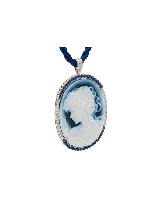 Colgante de oro blanco de 18Kt  con camafeo de ágata negra y blanca, con figura de joven con collar, y  cerco con diamantes tall