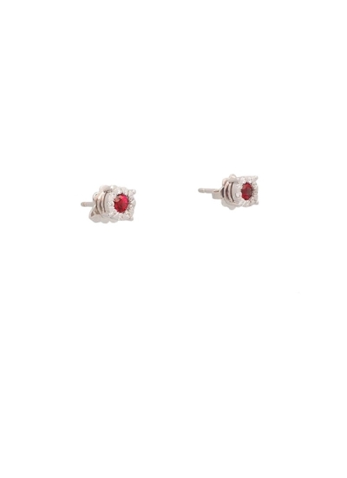 Pendientes de oro blanco de 18Kt, con rubíes redondos con un peso de 0,36ct rodeados de una orla de diamantes talla brillante co