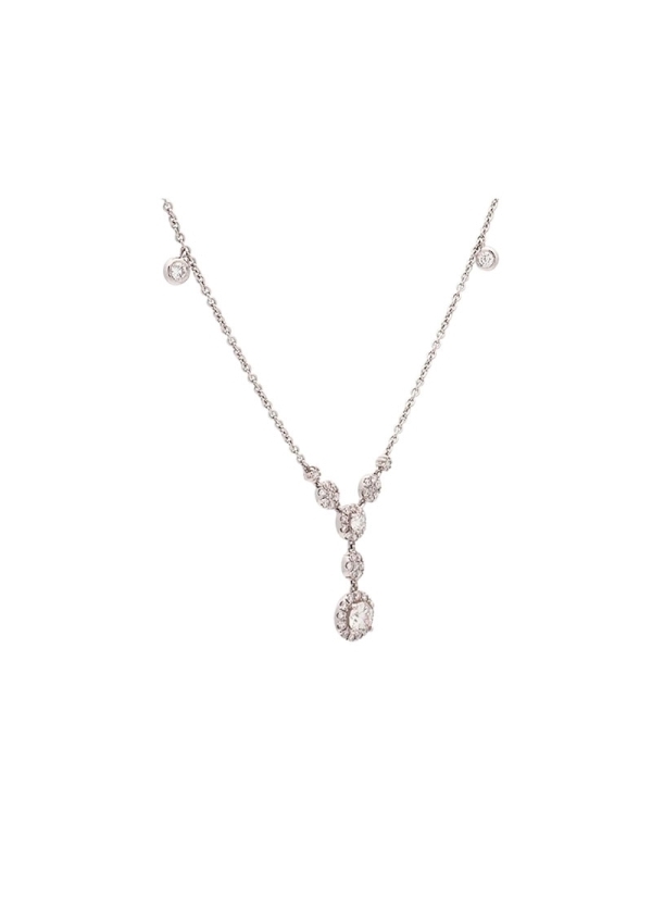 Cadena de oro blanco de 18Kt con cinco motivos circulares de distinto tamaño formados por diamantes talla brillante con un peso 