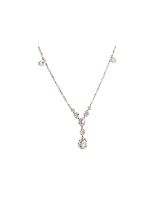 Cadena de oro blanco de 18Kt con cinco motivos circulares de distinto tamaño formados por diamantes talla brillante con un peso 