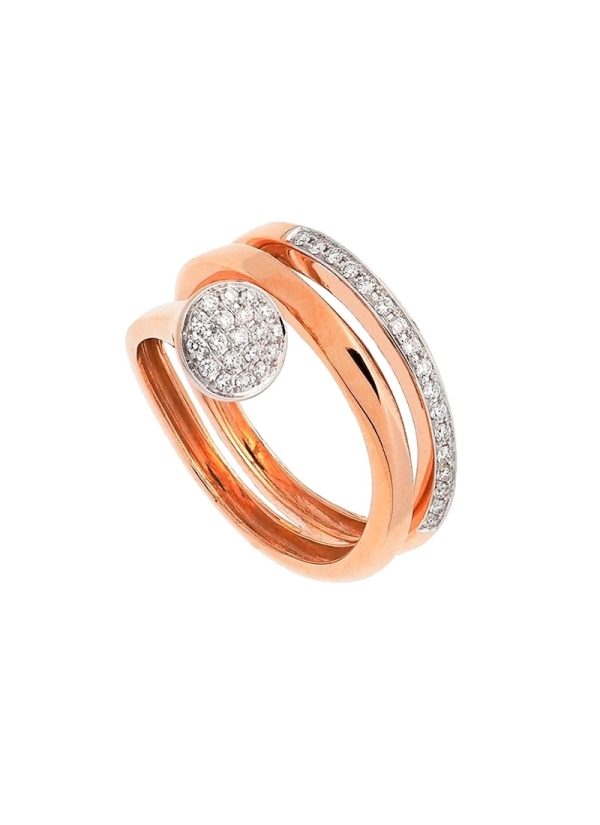 Anillo de oro rosa de 18Kt formando 3 aros, uno con brillantes, otro liso y un tercero con un circulo de pave de diamantes talla