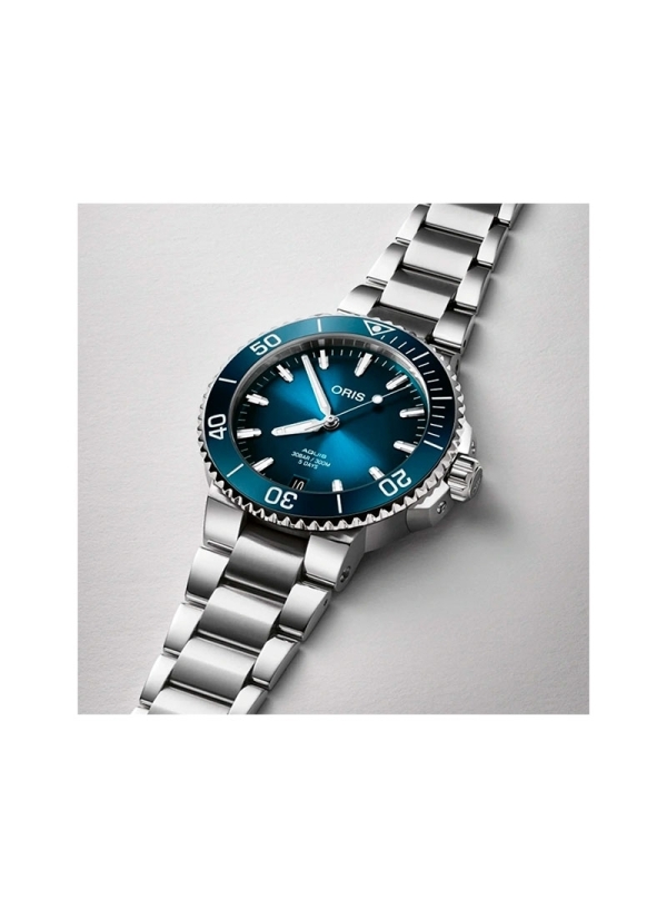 El Oris Aquis Date es un reloj automático de Calibre 400, con reserva de marcha de hasta 120h, caja de acero de 41,50 mm, esfera 2