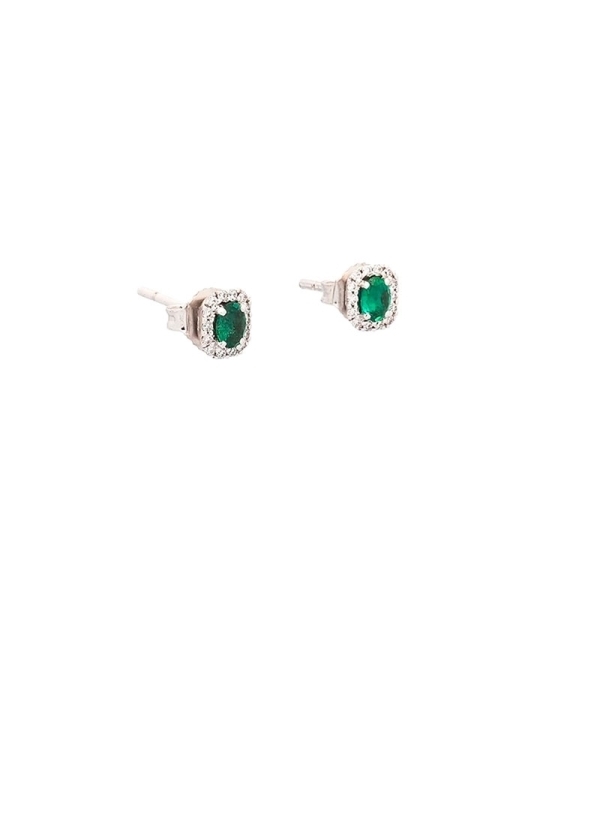 Pendientes de oro blanco de 18Kt, con esmeraldas talla oval, con un peso de 0,28ct y orlas de diamantes talla brillante de forma